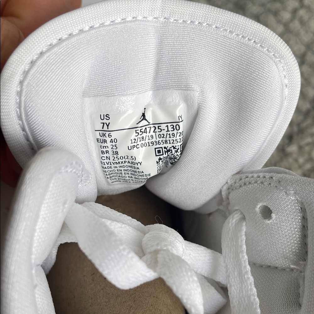 Air Jordan 1 Triple White (GS) - Picture 2 of 8